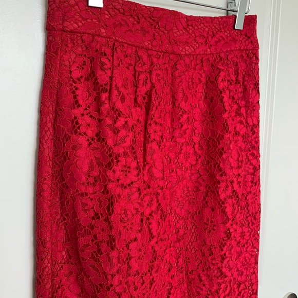 Pintucked pencil skirt in lace - Picture 5 of 7